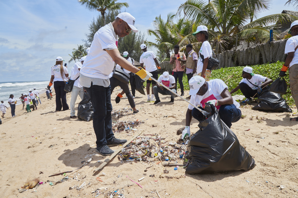 Plus de 200 personnes ont participé à l’activité de nettoyage de 1 km de plage, coorganisée par la BAD, le ministère de l'Environnement de Côte d'Ivoire, le Système des Nations unies en Côte d'Ivoire, l’ambassade des Pays Bas et la Commune de Grand-Bassam, et la structure « KFO ».