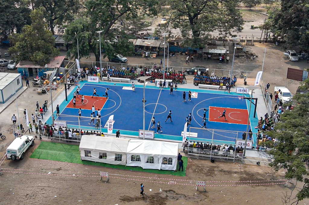 NBA Africa et le Groupe ADS ont dévoilé dernièrement un terrain de basketball récemment rénové et alimenté par l'énergie solaire à Kinshasa