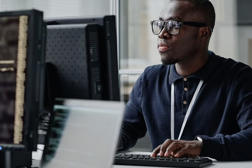 L’objectif de Hack365 est de former une génération de « hackers éthiques » capables de sécuriser les infrastructures africaines tout en accédant à des opportunités professionnelles durables.