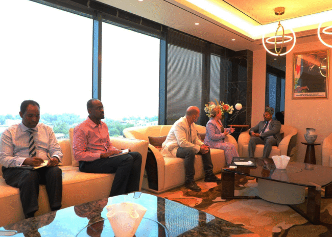 Le Ministre de l’Énergie Yonis Ali Guedi, a reçu la nouvelle Représentante résidente PNUD à Djibouti, Alessandra Roccasalvo.