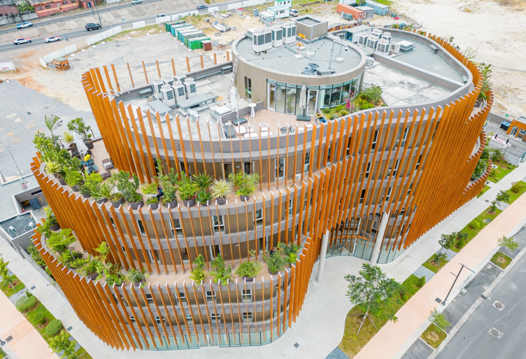 Le Gabon ... promotion de l’architecture durable avec la certification EDGE Advanced obtenue par la NKALA Tower